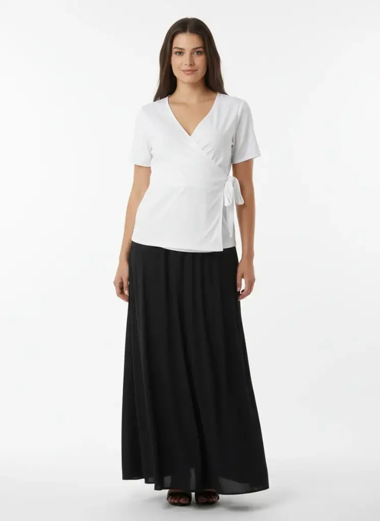 CHANDAIL BLANC AVEC UN NOEUD DEVANT SUR LE COTE CHANDAIL HORS PANTALON