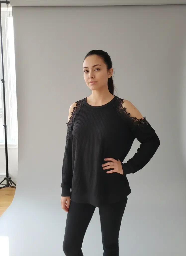Chandail noir manches longues ouvert epaules dentelles