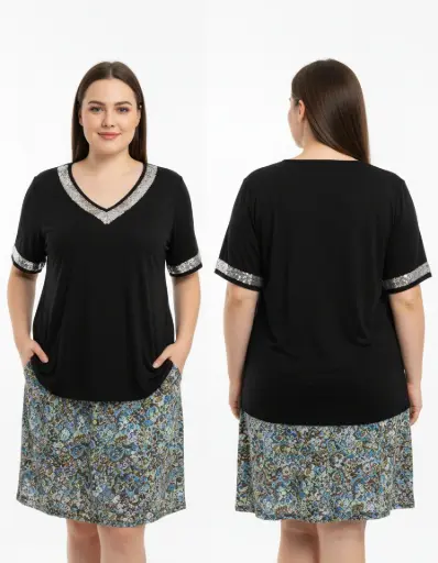 CHANDAIL NOIR, MANCHES COURTES, A COL EN V AVEC PAILLETTE SUR LE COL ET LES MANCHES