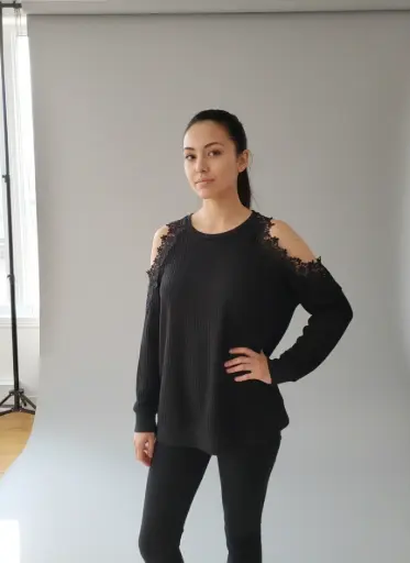 Chandail noir manches longues ouvert epaules dentelles